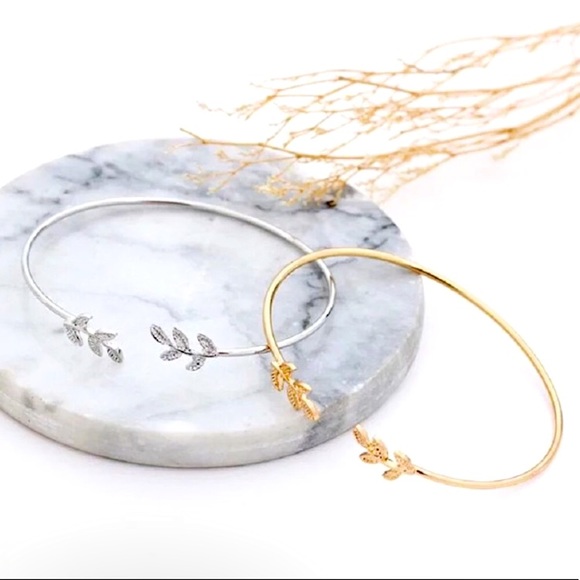 💜10/$25💜NEW Silver Floral Cuff Bracelet - Picture 10 of 10